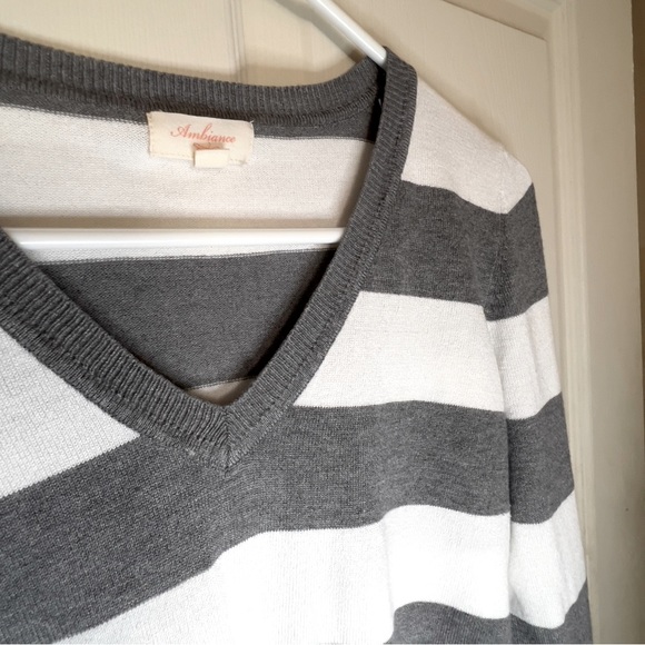 ‼️3/$10‼️Stripe white and grey sweater/ cardigan size Large. Like new. - Picture 3 of 6
